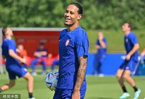 关于荷兰队凭借团队合作力量，取得关键胜利晋级的信息