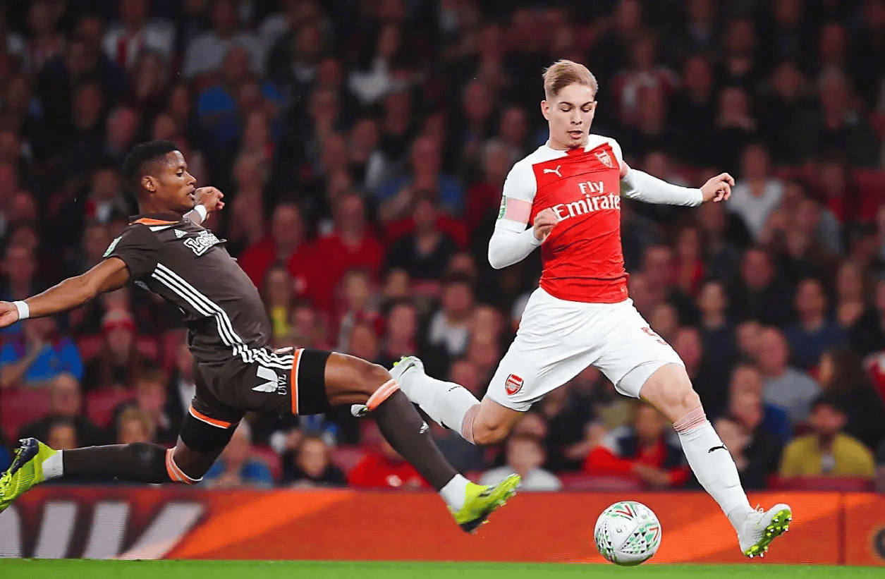 包含利物浦客场击败富勒姆，保持不败领跑积分榜的词条