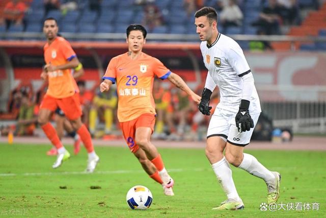 西安球队在比赛中击败对手，实现胜利