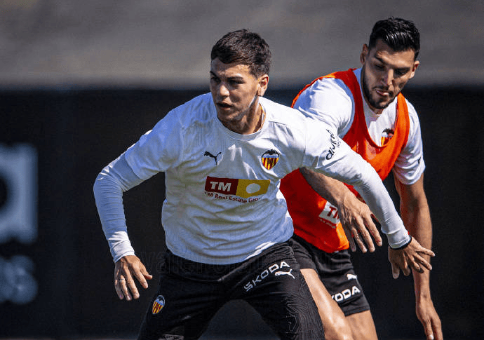 塞维利亚逆转战胜瓦伦西亚,继续领跑积分榜的简单介绍 塞维利亚逆转战胜瓦伦西亚,继续领跑积分榜的简单介绍