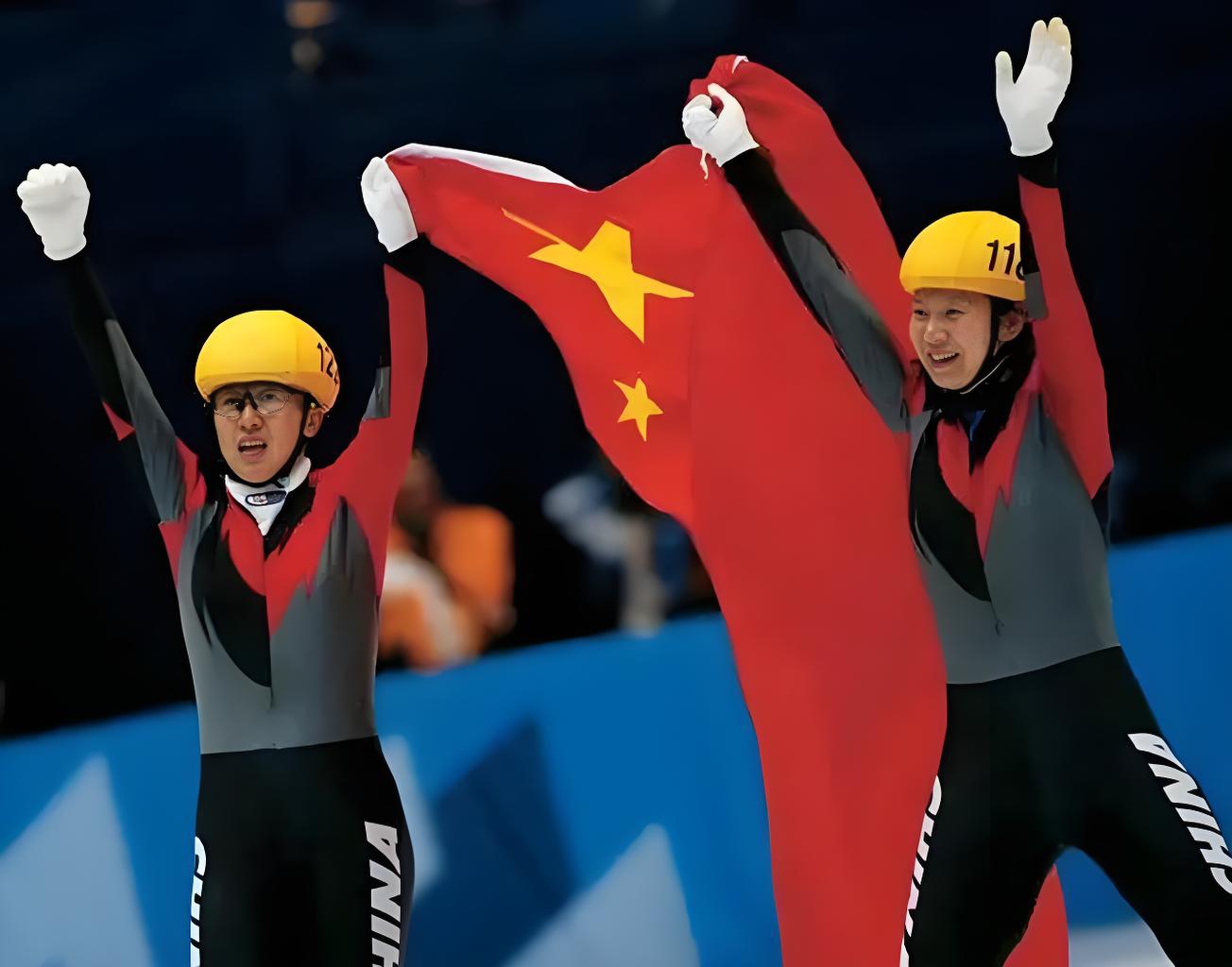 队伍在比赛中全力以赴，收获喜悦(形容比赛队伍的成语)