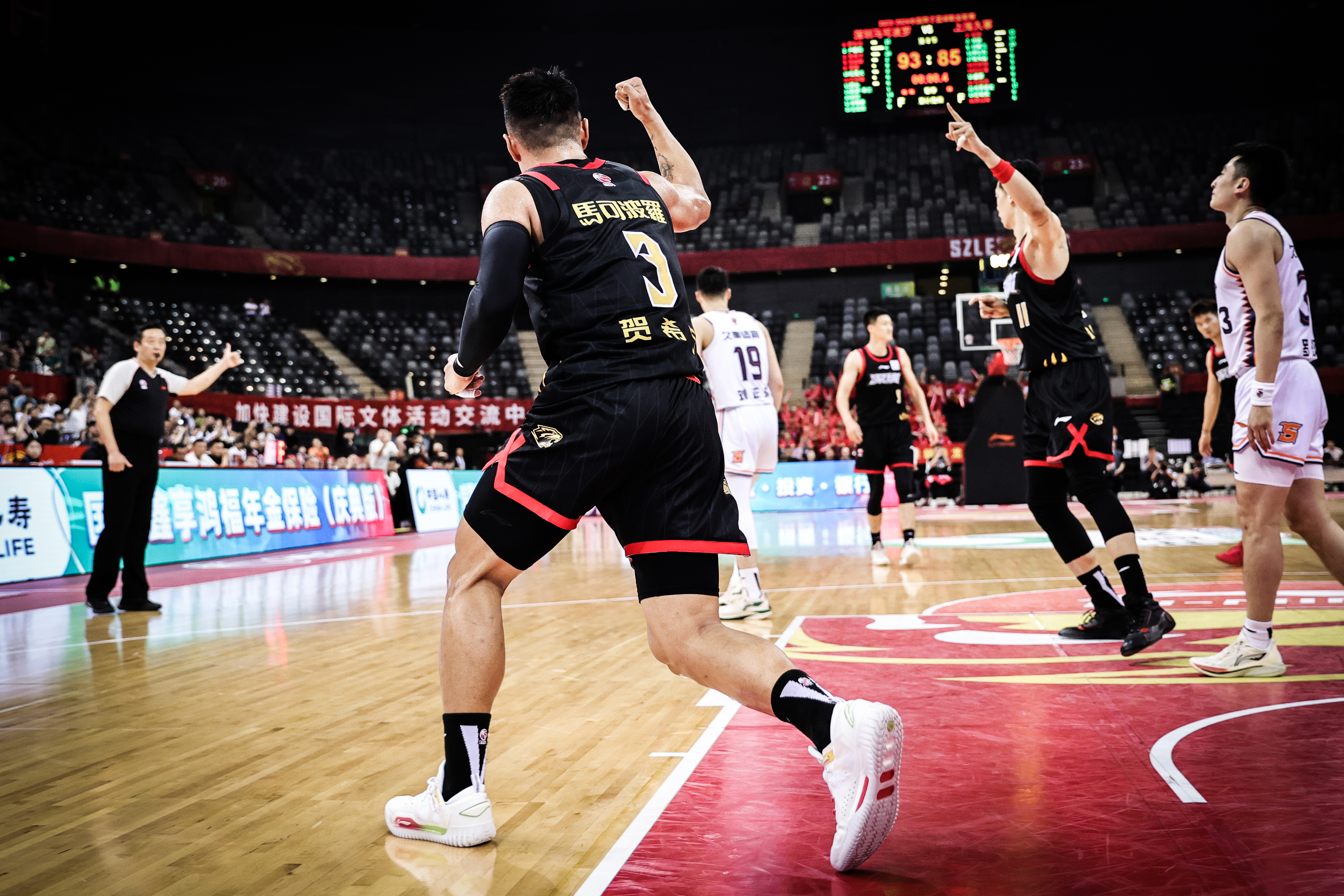 重庆男篮主场逆转胜利,球迷沸腾欢呼(马斯克父亲访俄原因) 重庆男篮主场逆转胜利,球迷沸腾欢呼(马斯克父亲访俄原因)