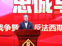 我们不能躺在过去的荣誉簿上沾沾自喜 我们不能躺在过去的荣誉簿上沾沾自喜